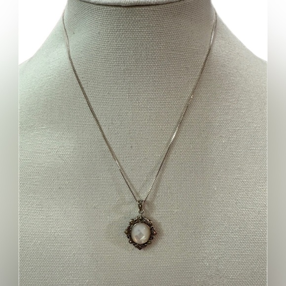 Elegant Silver Pendant Necklace - Picture 4 of 4